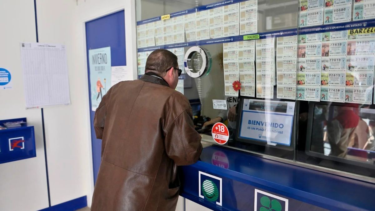 Un indigente que intentó suicidarse gana dos millones en la Lotería y toma una drástica decisión un hombre compra lotería en una administración.