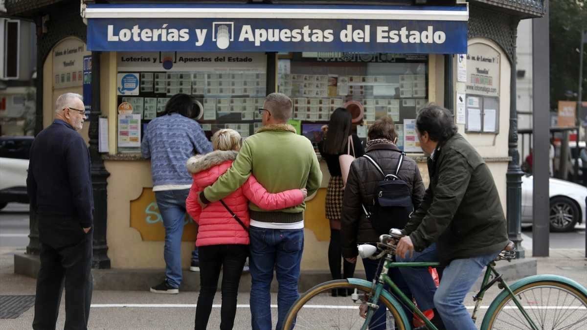 Pareja frente a una administración de Lotería Pareja frente a una administración de Lotería