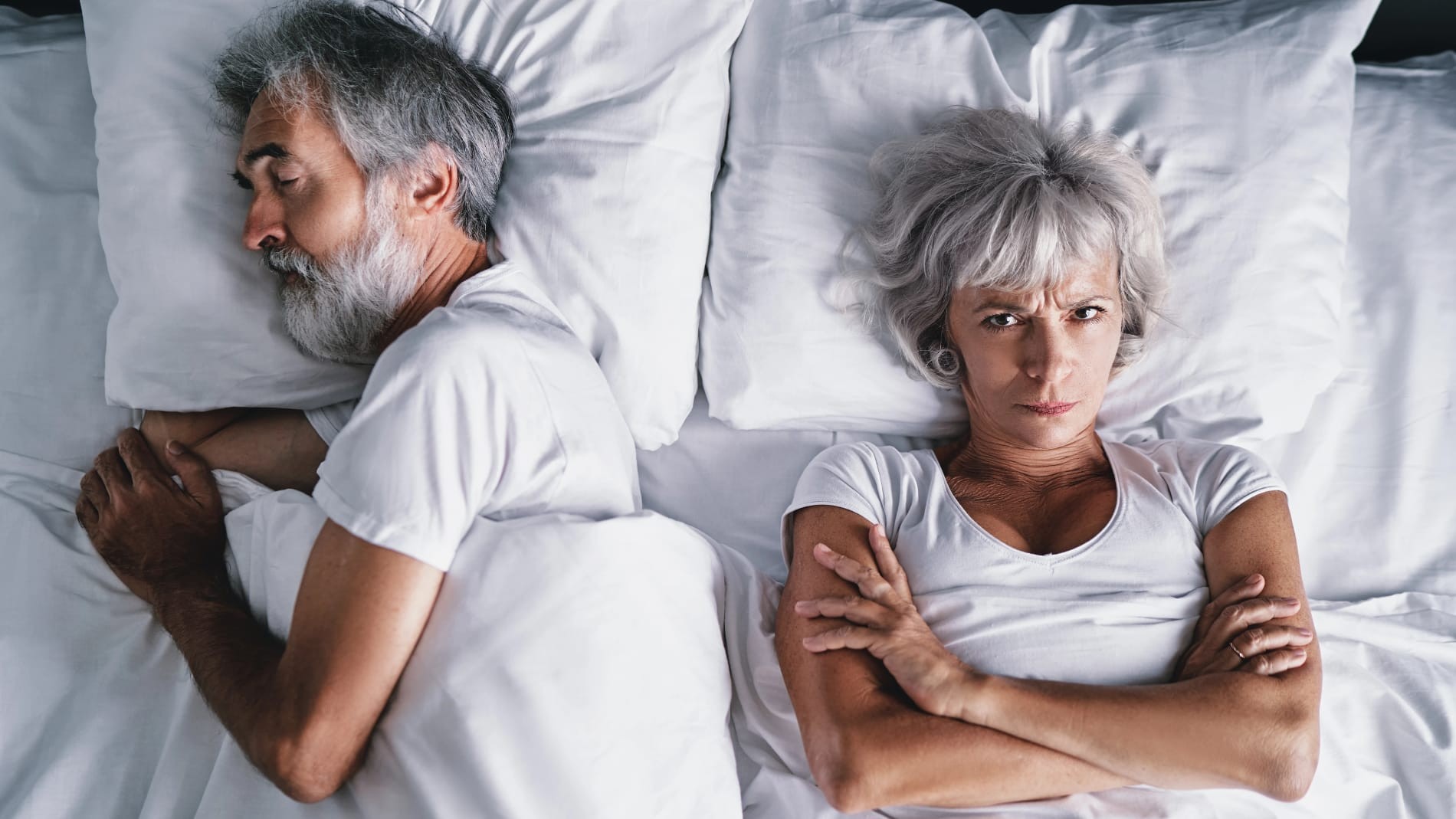Qué es el divorcio gris: la tendencia que triunfa entre los mayores de 50 años Una pareja senior acostados en la cama