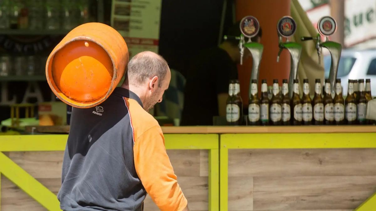 El precio de la bombona de butano sube en diciembre: confirmado por el BOE Un repartidor de butano con una bombona al hombro.