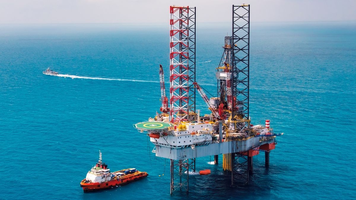 Yacimiento de petróleo con un barco.