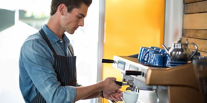 ¿Buscas trabajo en Huelva? Ofertan 30 empleos para camareros y ayudantes de cocina