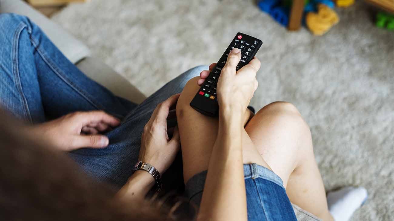 Persona viendo la televisión Oferta de trabajo en Madrid para 250 figurantes de televisión