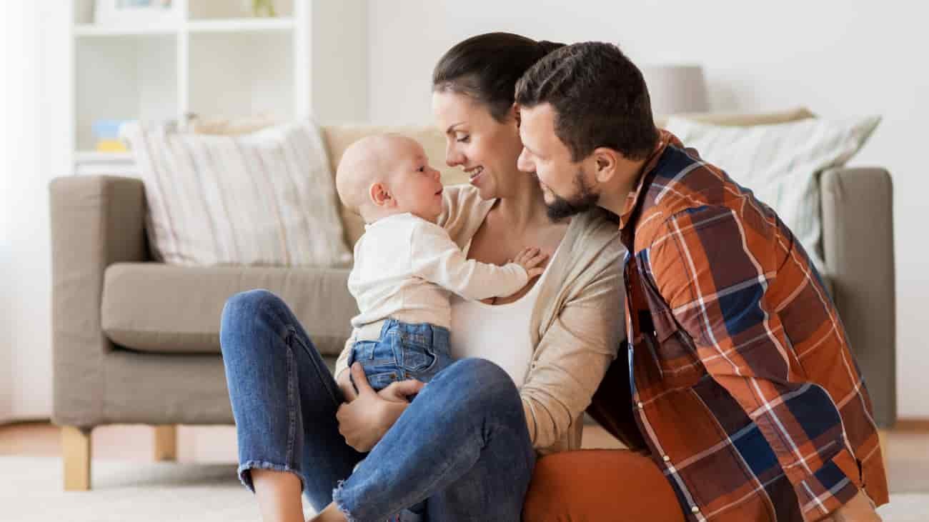 Padres cuidando a su bebe Prestaciones y ayudas del SEPE