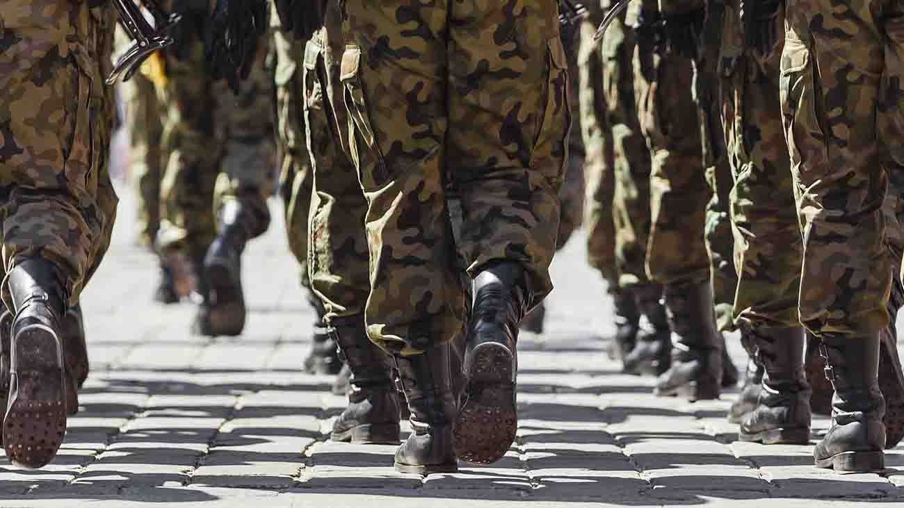 El Gobierno sube en 100 euros el sueldo a los militares, la primera vez en 15 años