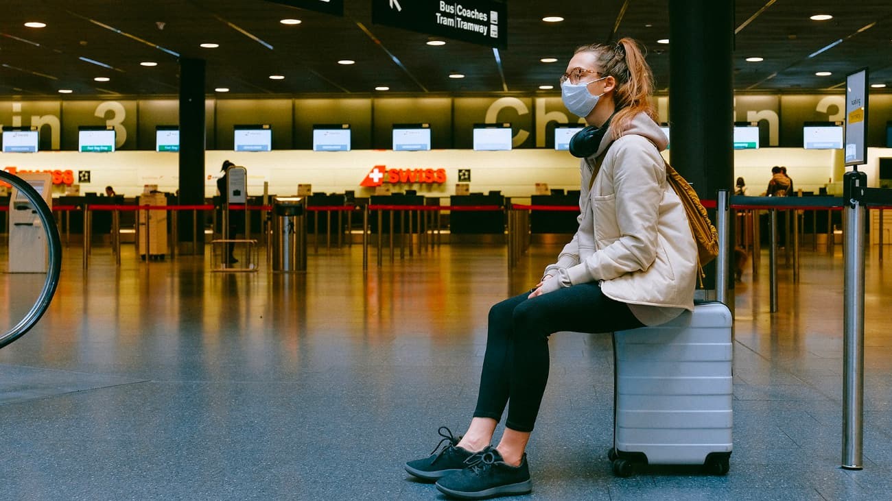 Británicos compran certificados de vacunación falsos para viajar a España por 200 euros