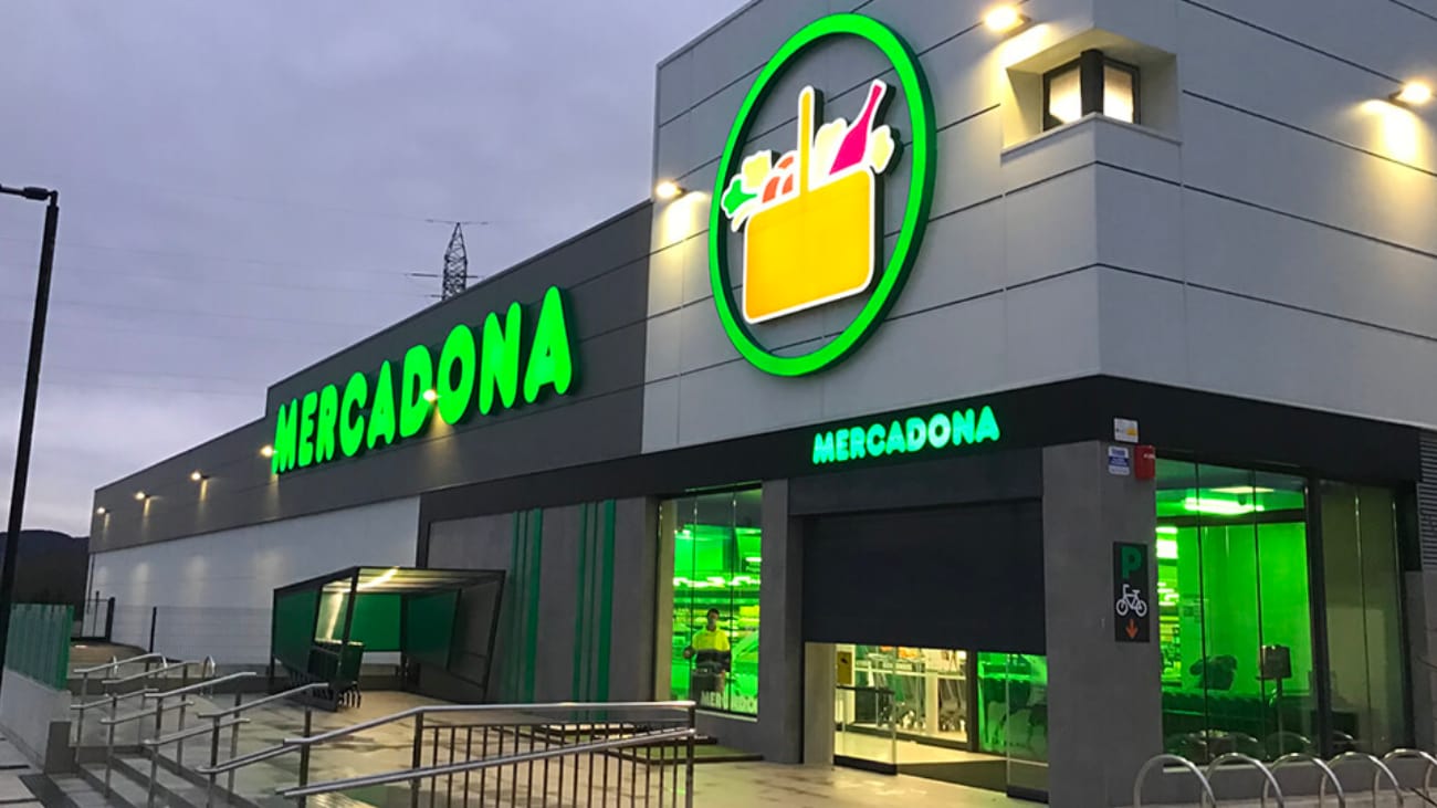 Mercadona busca personal para el mes de abril con sueldos de 2.900 euros y contrato fijo Mercadona busca personal para el mes de abril con sueldos de 2.900 euros y contrato fijo