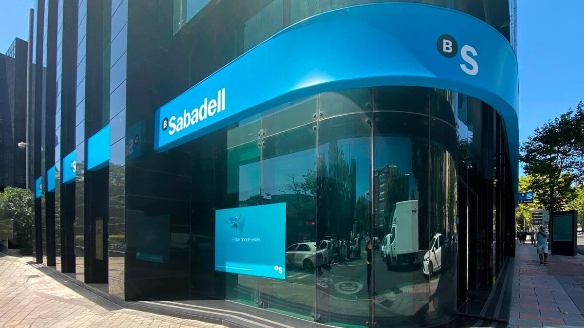 Banco Sabadell aumenta sus ingresos en 73 millones de euros y prevé nuevos cambios en su organigrama Banco Sabadell aumenta sus ingresos en 73 millones de euros y prevé nuevos cambios en su organigrama