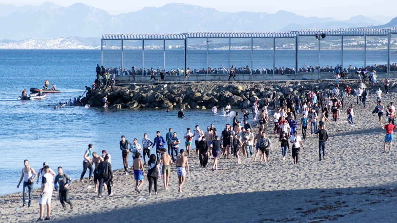 El Ejército se despliega en la playa para controlar la oleada de inmigrantes en Ceuta El Ejército se despliega en la playa para controlar la oleada de inmigrantes en Ceuta