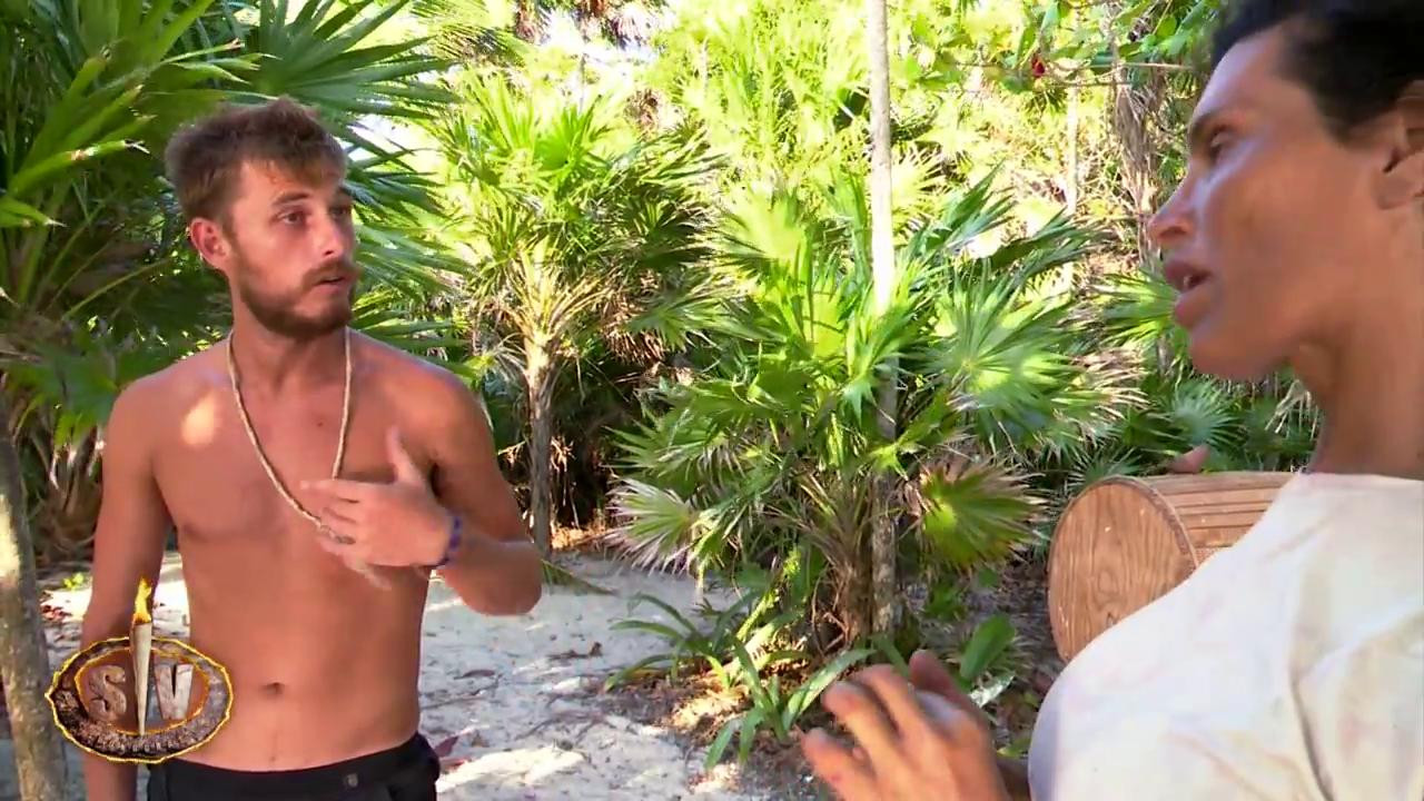 Tom Brusse discutiendo