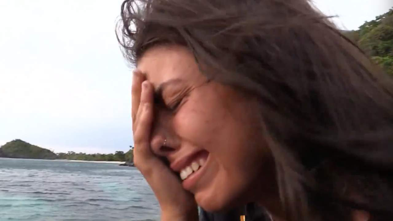 Lola concursante de supervivientes llorando