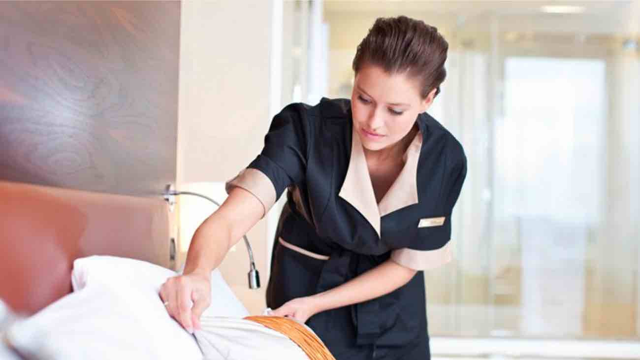 mujer trabajando como camarera de pisos