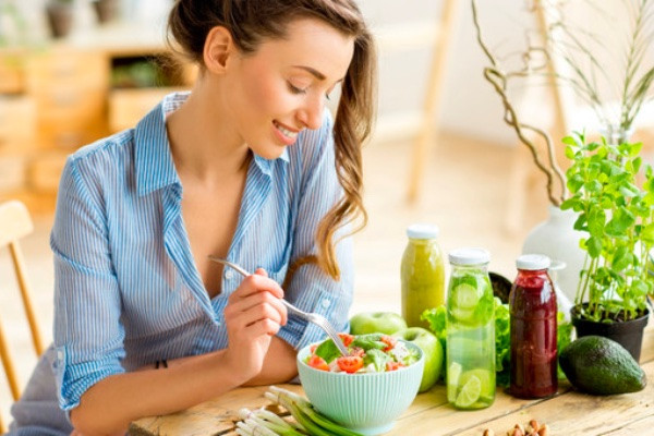 mujer haciendo dieta keto