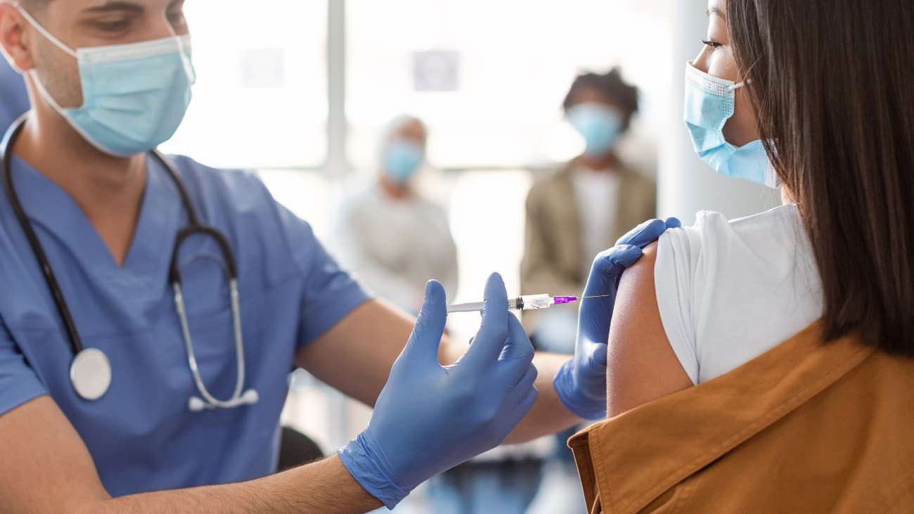 ¿Qué pasa si tomas alcohol antes y después de la vacuna del Covid-19?