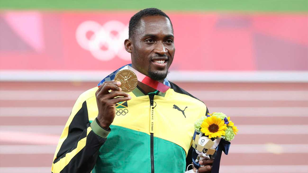 Un atleta jamaicano gana el oro gracias a la ayuda de una voluntaria y así le devolvió el gesto