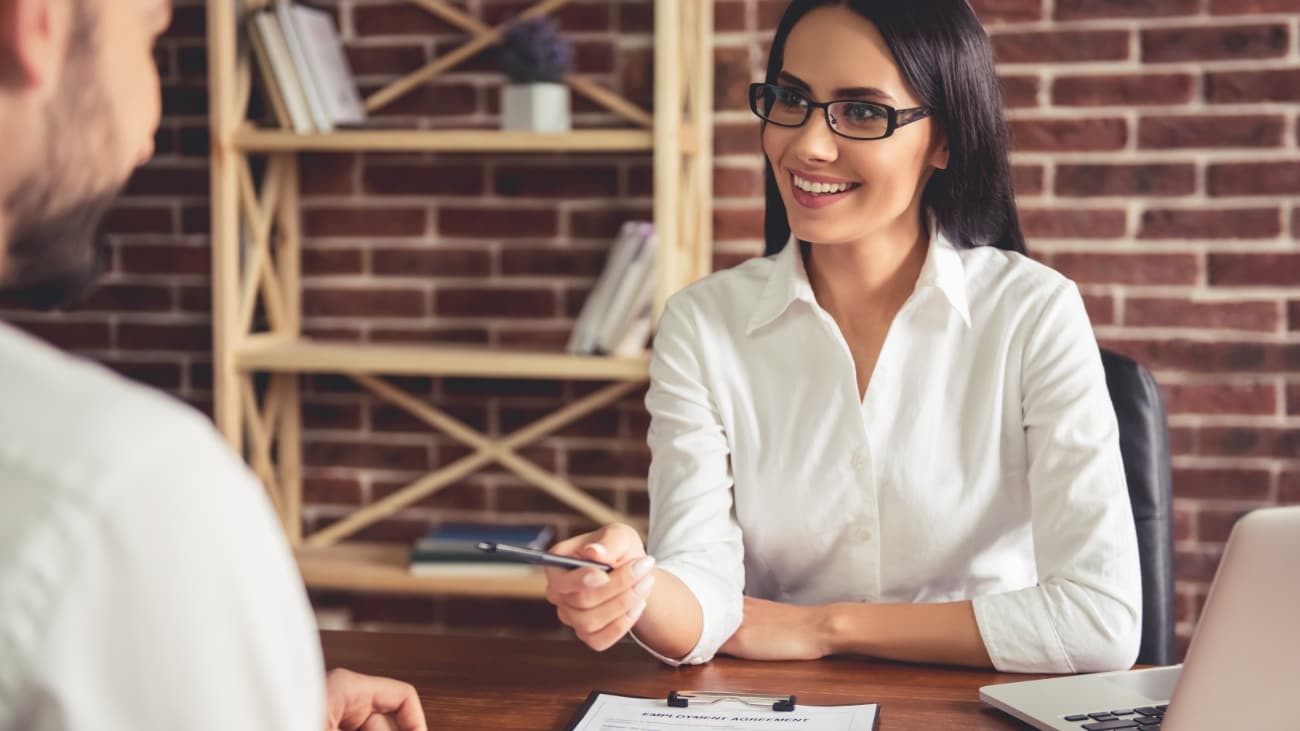 mujer en una entrevista de trabajo