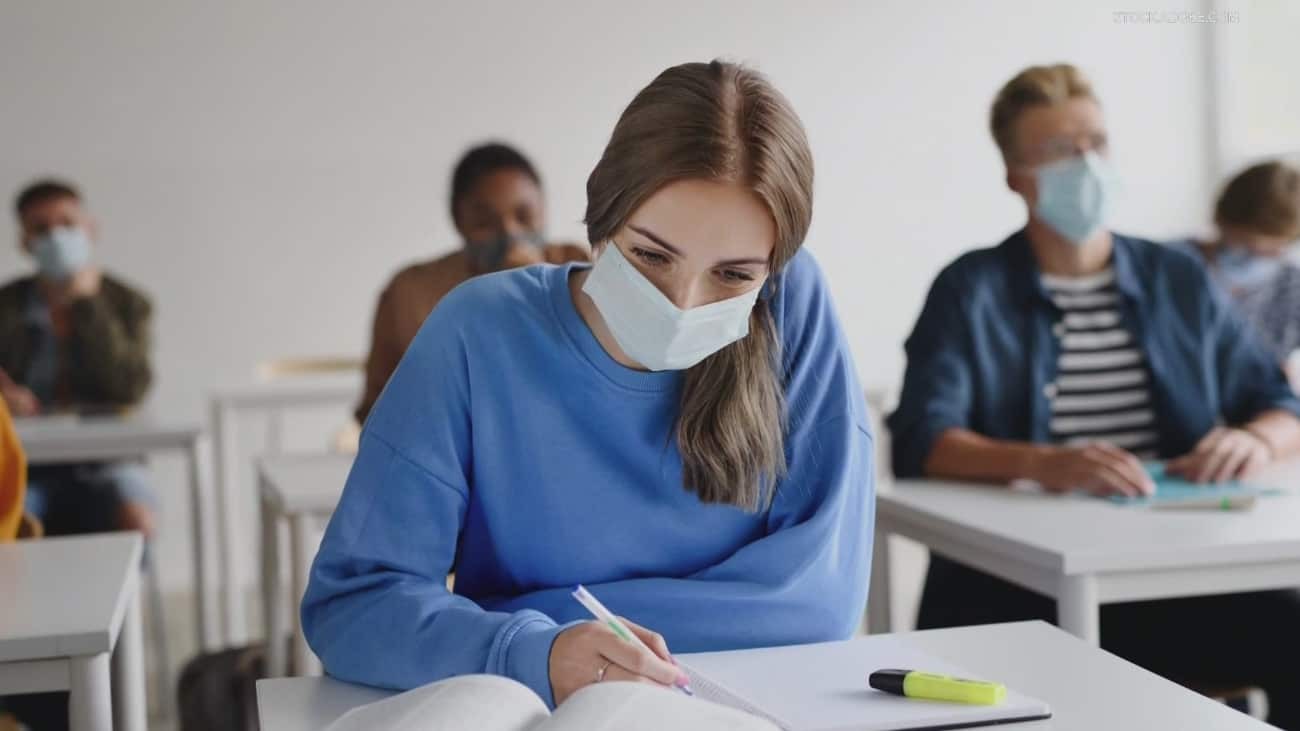 ¿Pueden los institutos prohibir la entrada a adolescentes que no estén vacunados de coronavirus?
