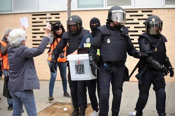 La Policía Nacional retira las urnas