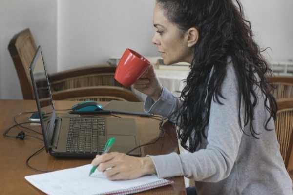 funcionaria teletrabajando 