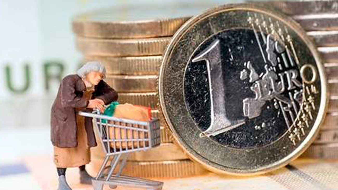 mujer anciana con euros