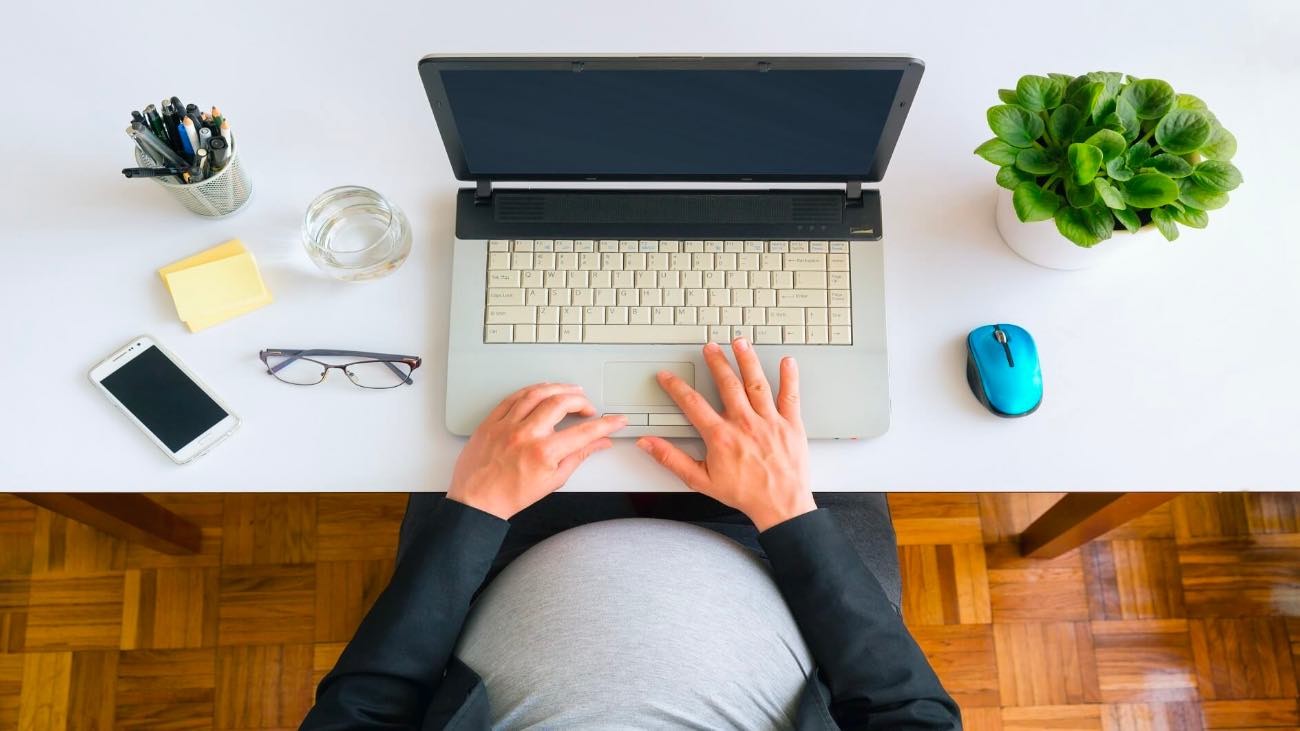 La madre trabajadora no podrá ser despedida por la empresa durante el embarazo 4 derechos que tienen las madres trabajadoras durante el embarazo