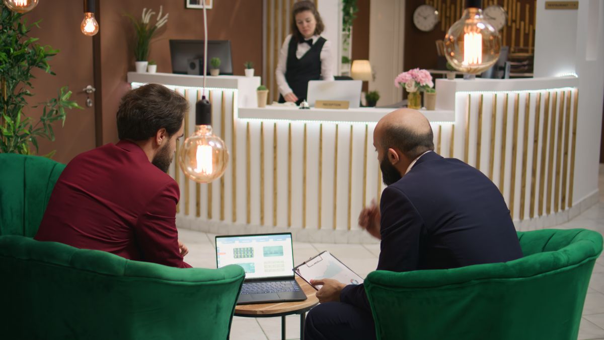 Dos comerciales en una reunión en un hotel.