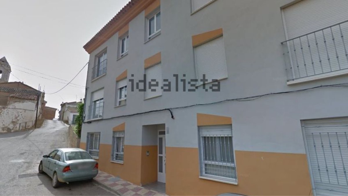 Exterior del edificio con zona de aparcamiento