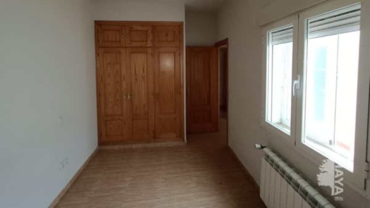 Dormitorio de la vivienda rebajada de caixabank que acepta ofertas