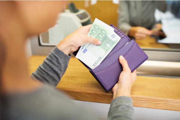 Mujer depositando dinero en el banco