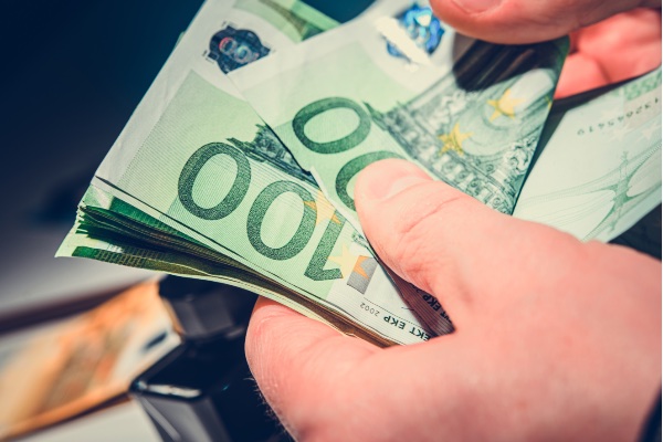 Hombre contando euros
