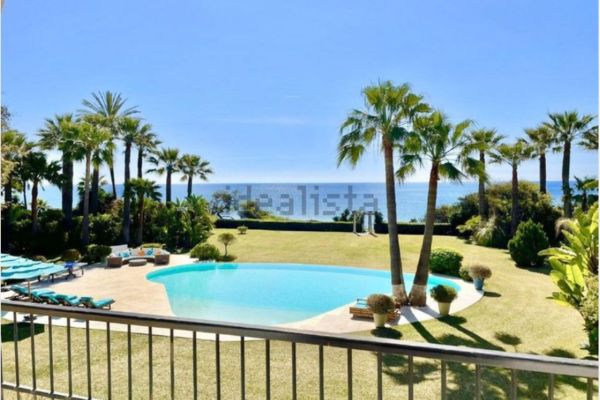 Piscina con vistas al mar de la casa más vista en Idealista