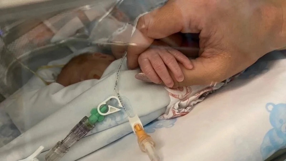 Lucía, en el hospital, acompañando a su hija