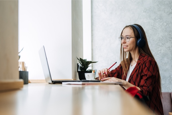 Joven en entrevista de trabajo virtual