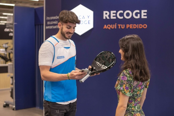 Un trabajador de Decathlon