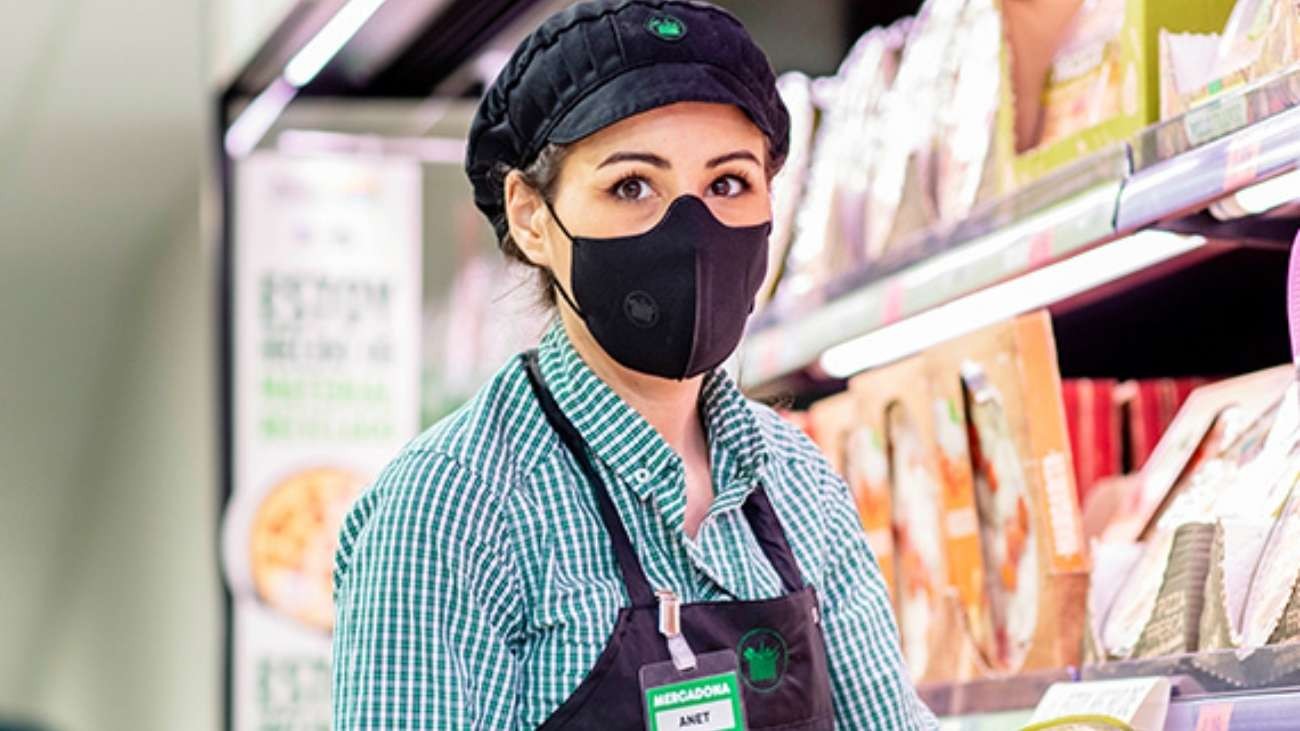 Empleada de Mercadona Mercadona rompe récord en empleabilidad: 193 puestos con nueva subida salarial