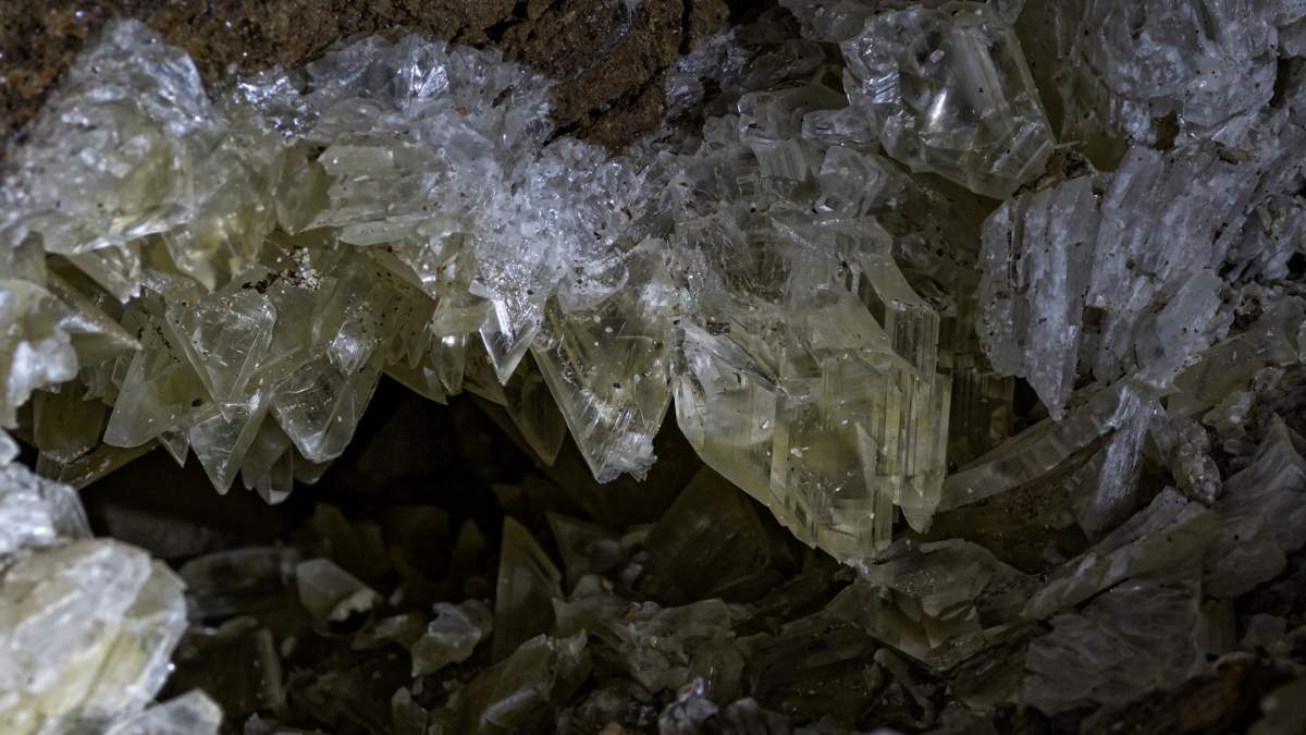 Detalle de algunos de los cristales de la geoda de Pulpí