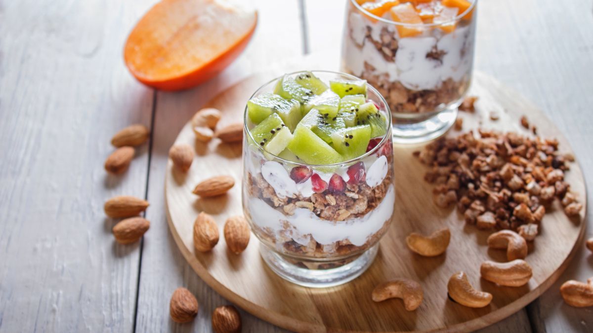 Yogur con fruta y frutos secos | Canva 