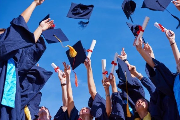 Graduados celebrando el título