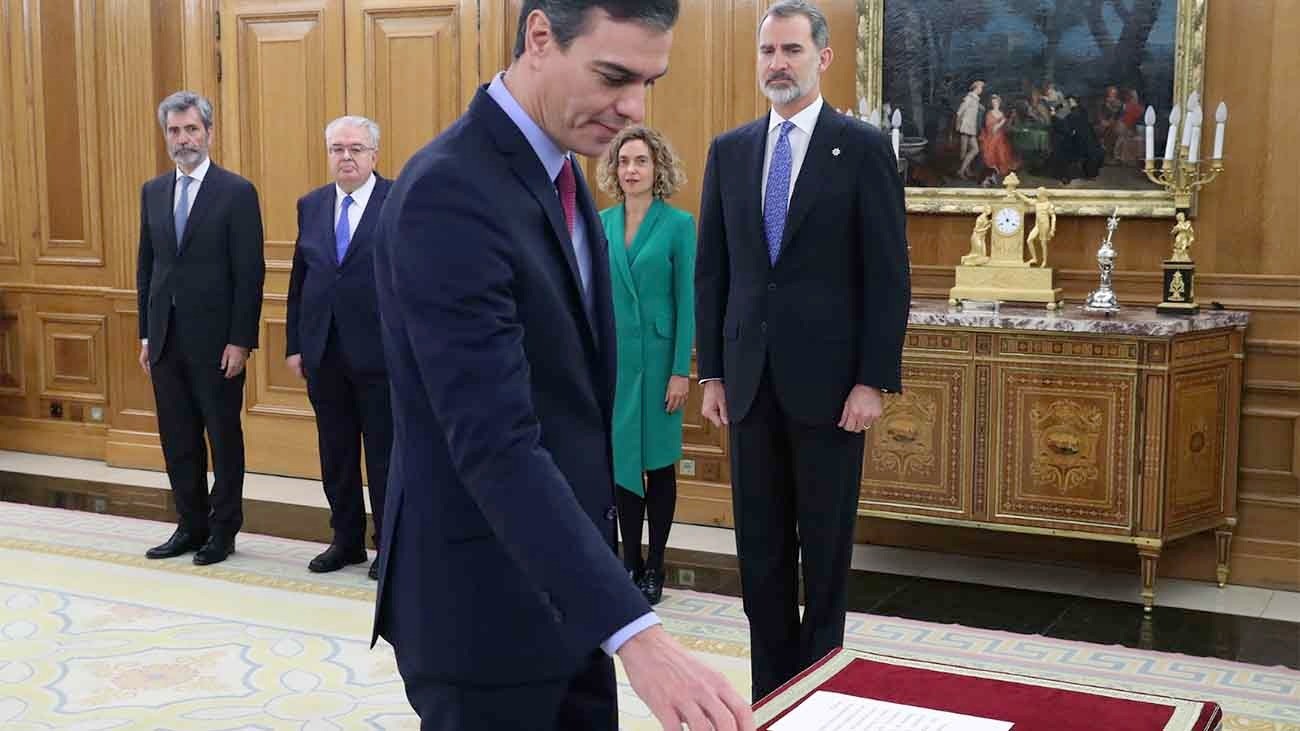 Pedro Sánchez jurando su cargo ¿Puede el Gobierno modificar la Constitución?
