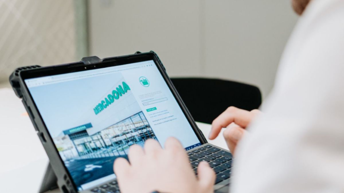 Manos de un informático sobre un ordenador portátil.