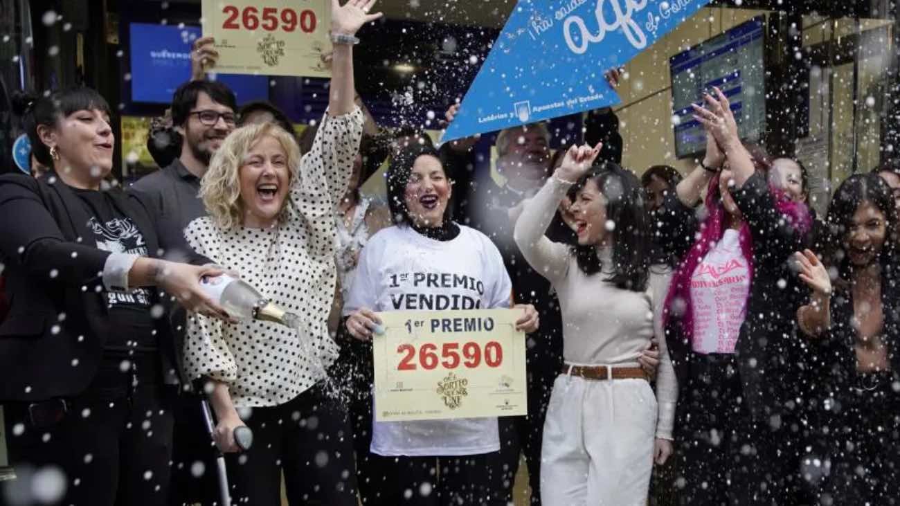 El 70% de los ganadores de la Lotería de Navidad pierden el dinero en 5 años Personas celebran el Gordo de la Lotería de Navidad