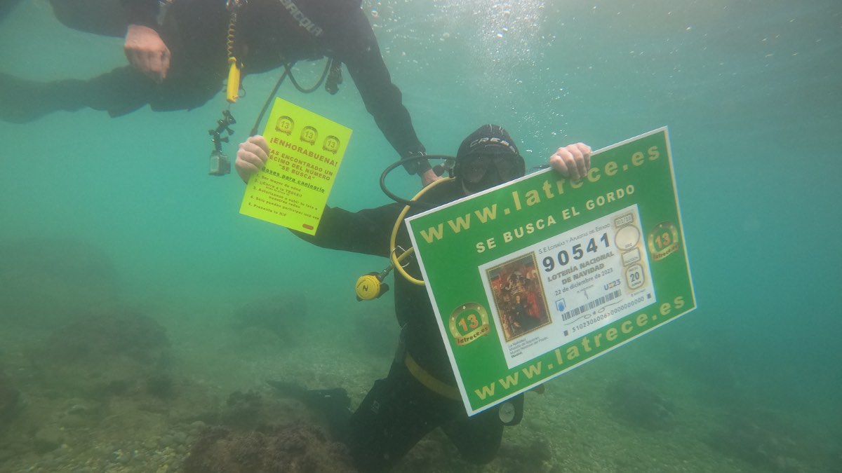 Buzos en el mar por la campaña 'Se busca el Gordo'
