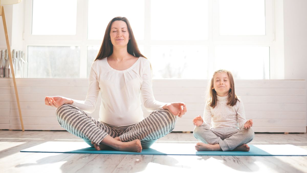 Una madre en clase de yoga con su hija.