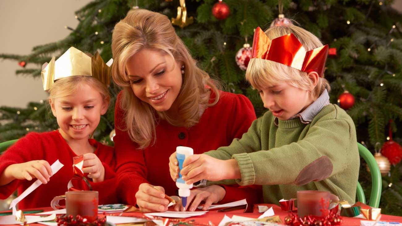 Las mejores manualidades fáciles de hacer con niños Las mejores manualidades para hacer en familia por Navidad