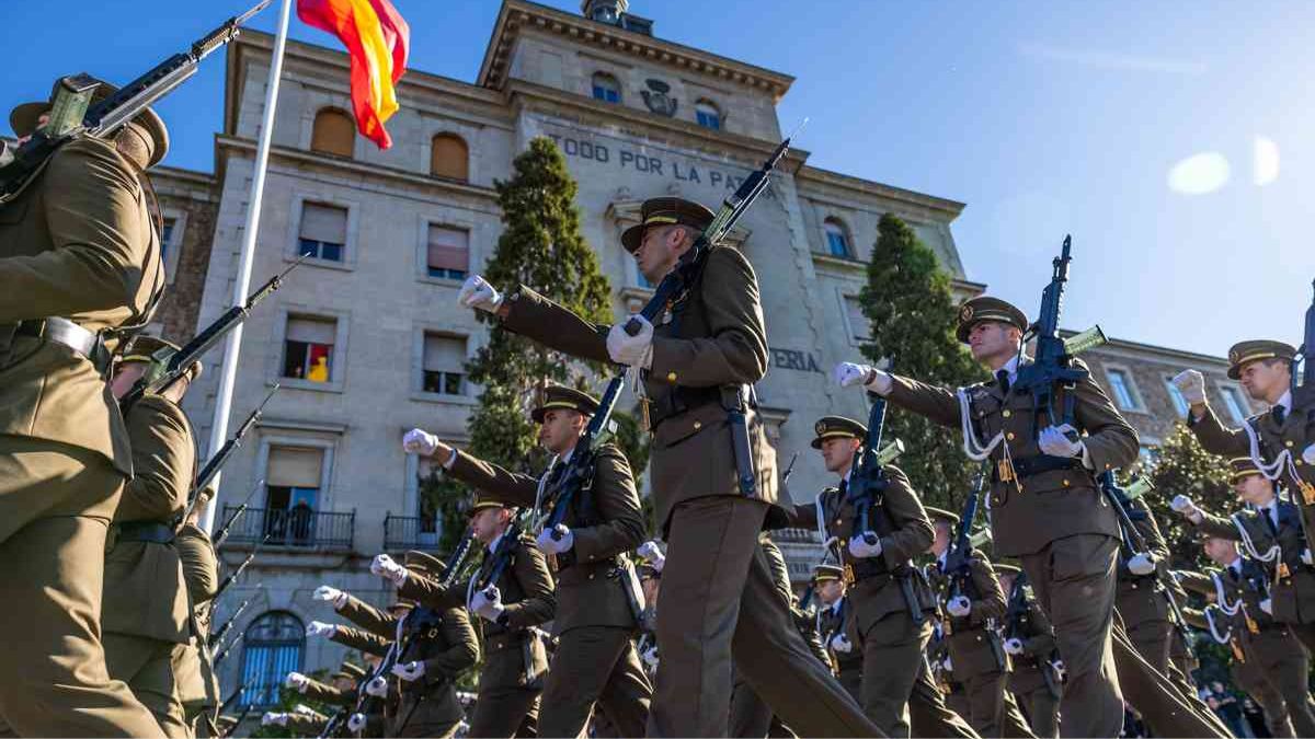 Militares desfilan en el Día de las Fuerzas Armadas