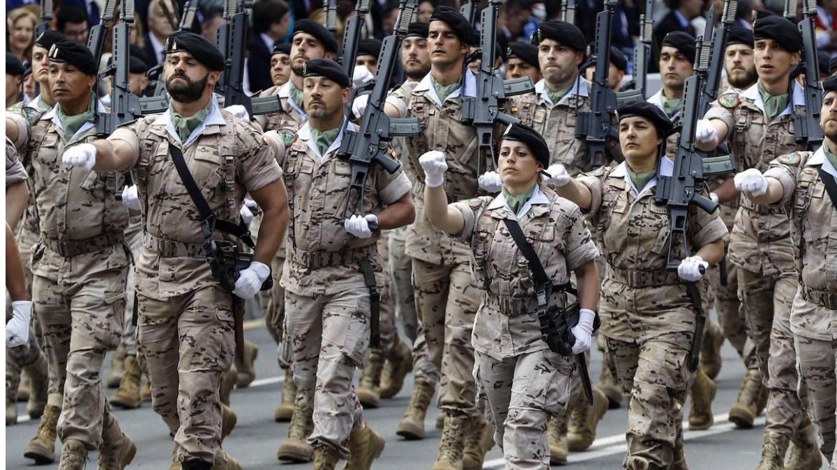 Varios militares durante un desfile de las Fuerzas Armadas.