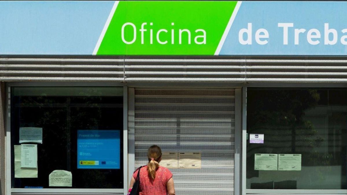 Mujer esperando para entrar en una oficina de Treball en Barcelona.