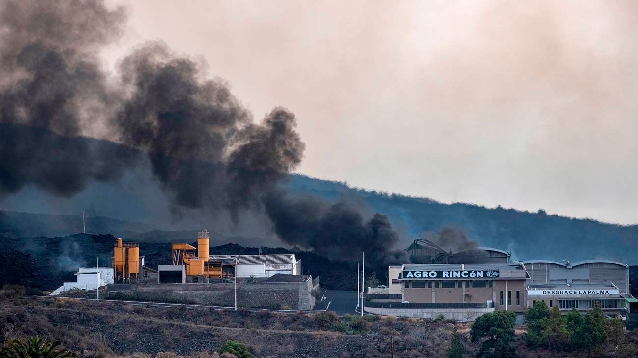 El volcán de La Palma destroza un almacén Los autónomos de La Palma afectados por el volcán recibirán 3 ayudas extra