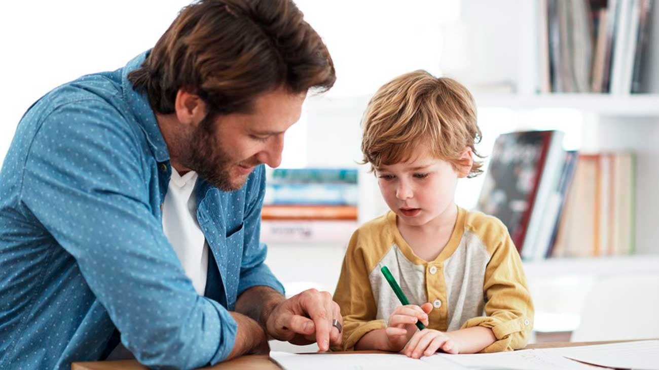 SEPE explica como pedir la Ayuda Familiar si son padres divorciados o separados