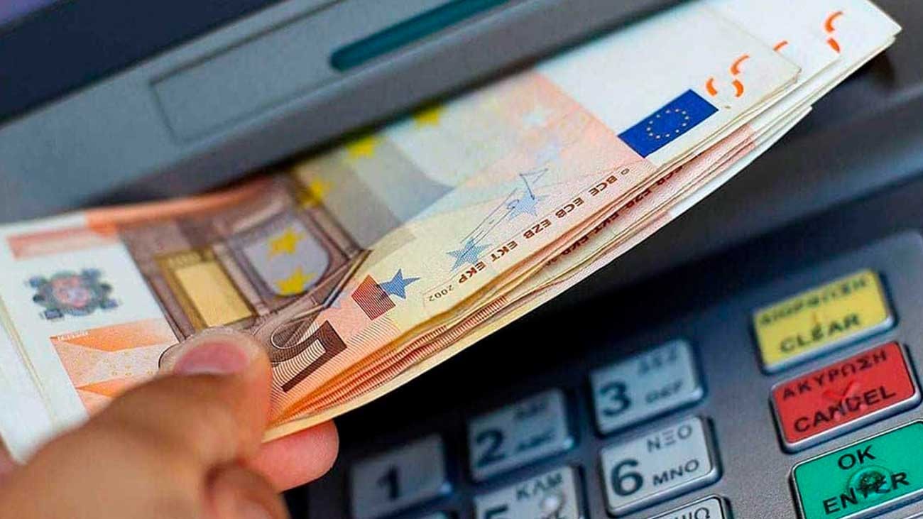 Una persona saca dinero de un cajero automático